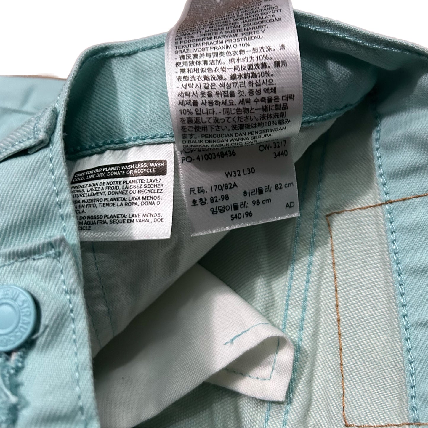 (32) Levi's 501 Light Blue Straight Fit Denim