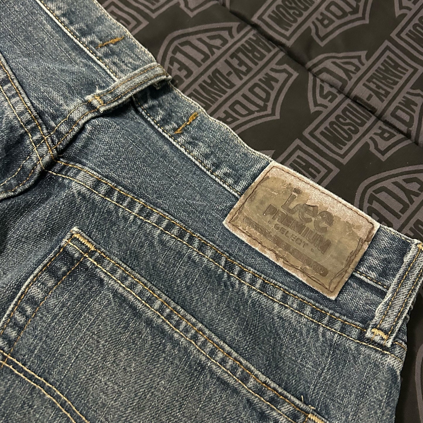 (33) Y2K Lee Premium Dark Wash Loose Denim Frayed Hem Jeans