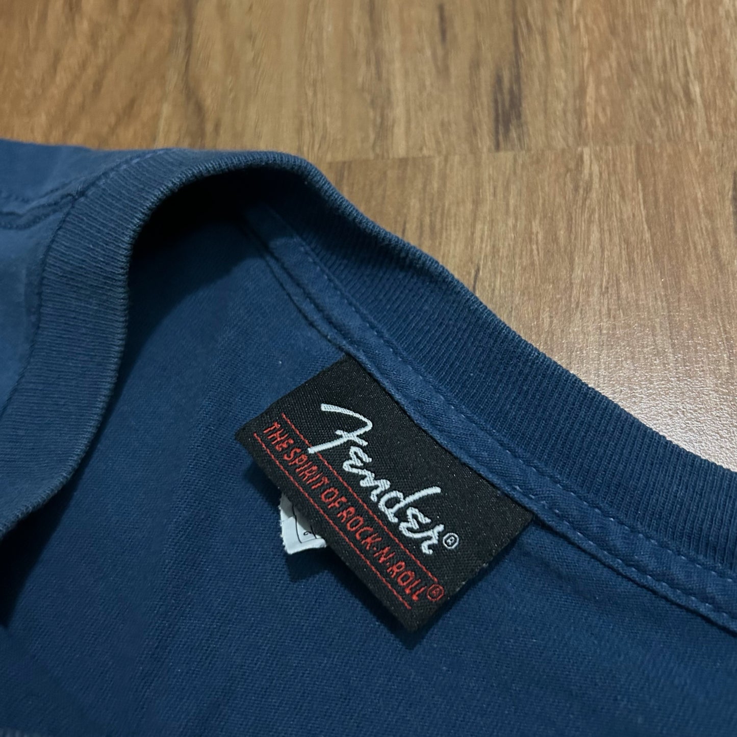 (L) Vintage Y2K Fender Guitars Cursive Logo Blue T-Shirt