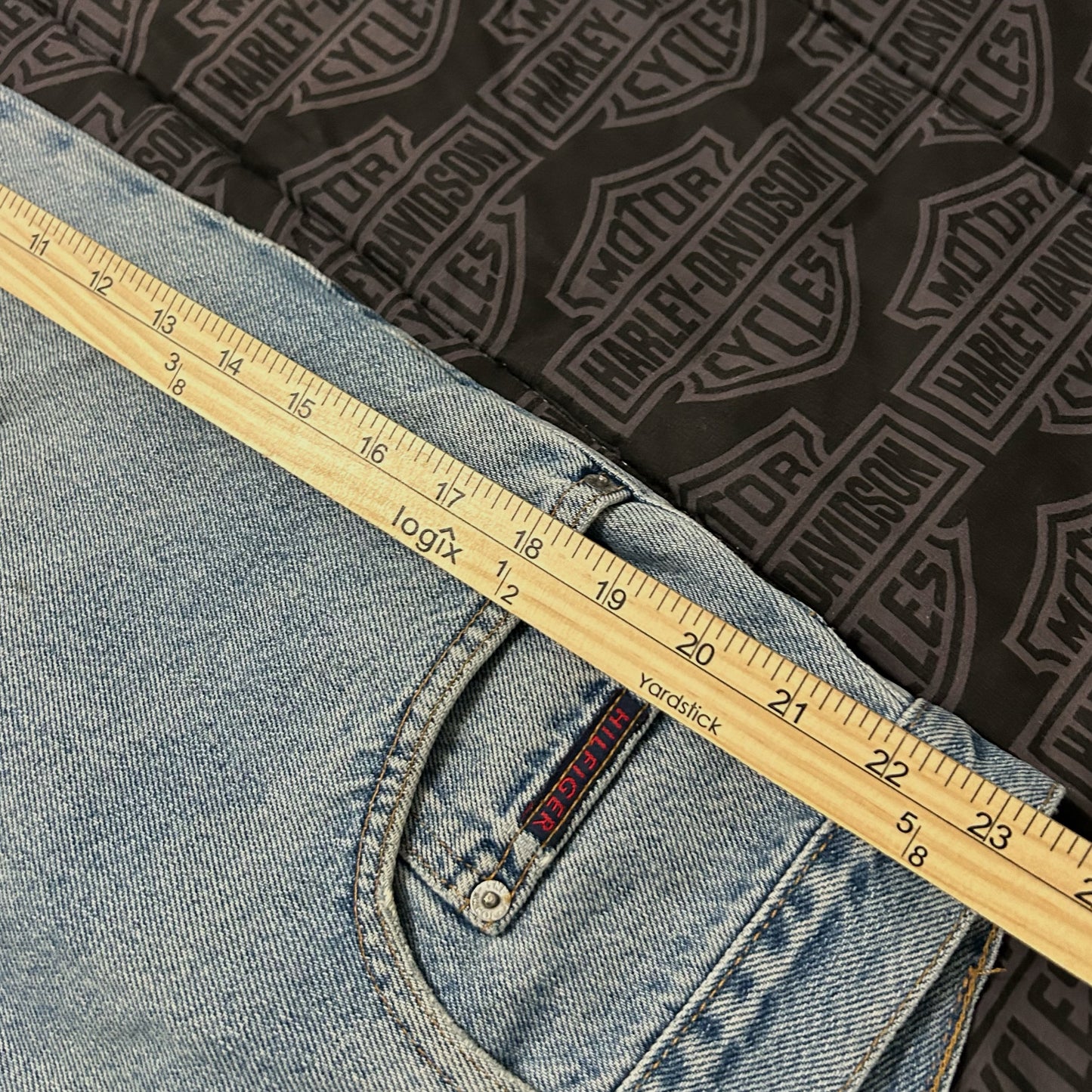 (40) Vintage Y2K Tommy Hilfiger Baggy Light Wash Denim Jean Shorts