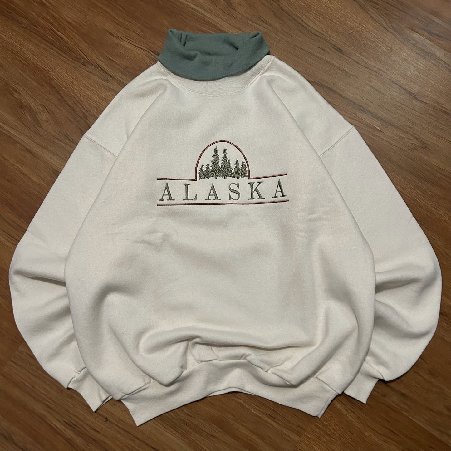 (M) Vintage Alaska Double-Layered Embroidered Cream Pullover Crewneck