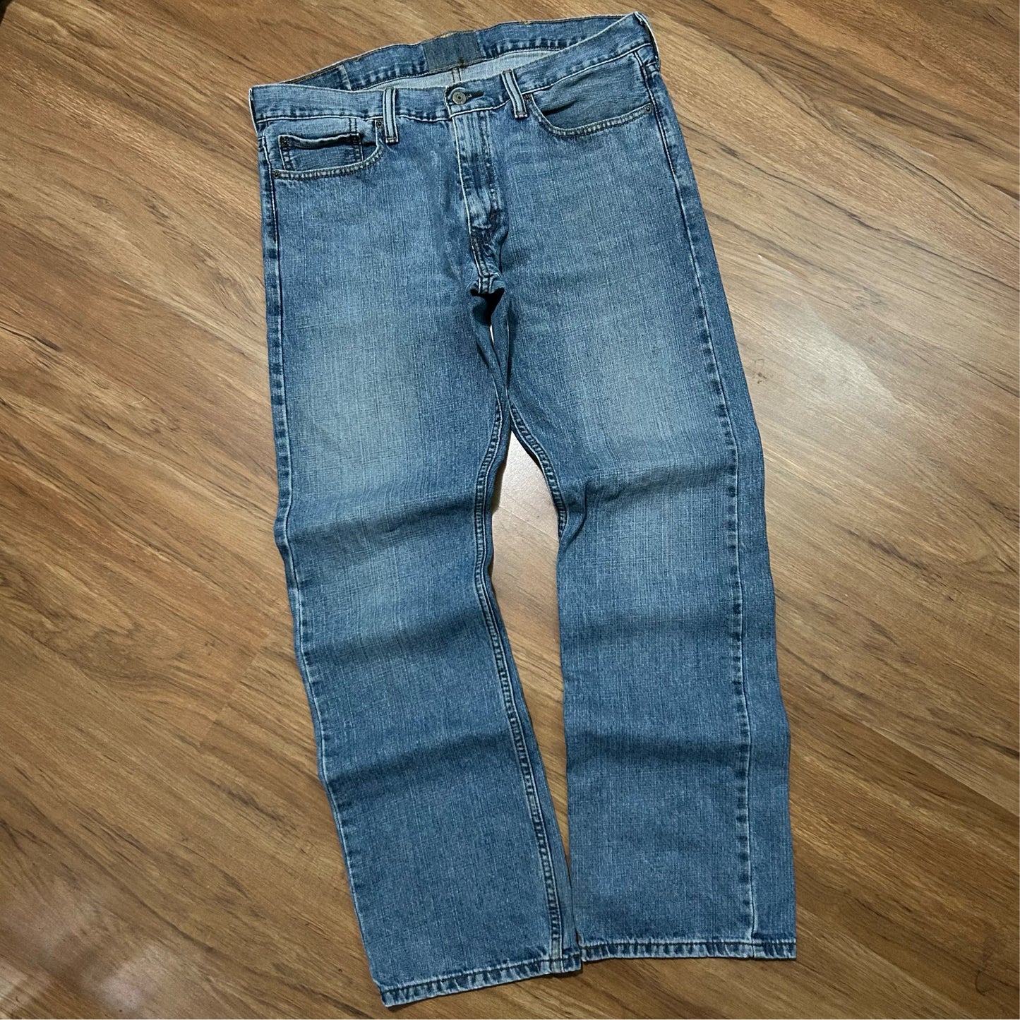 (34) Levis 514 Straight Leg Loose Light Wash Denim Jeans