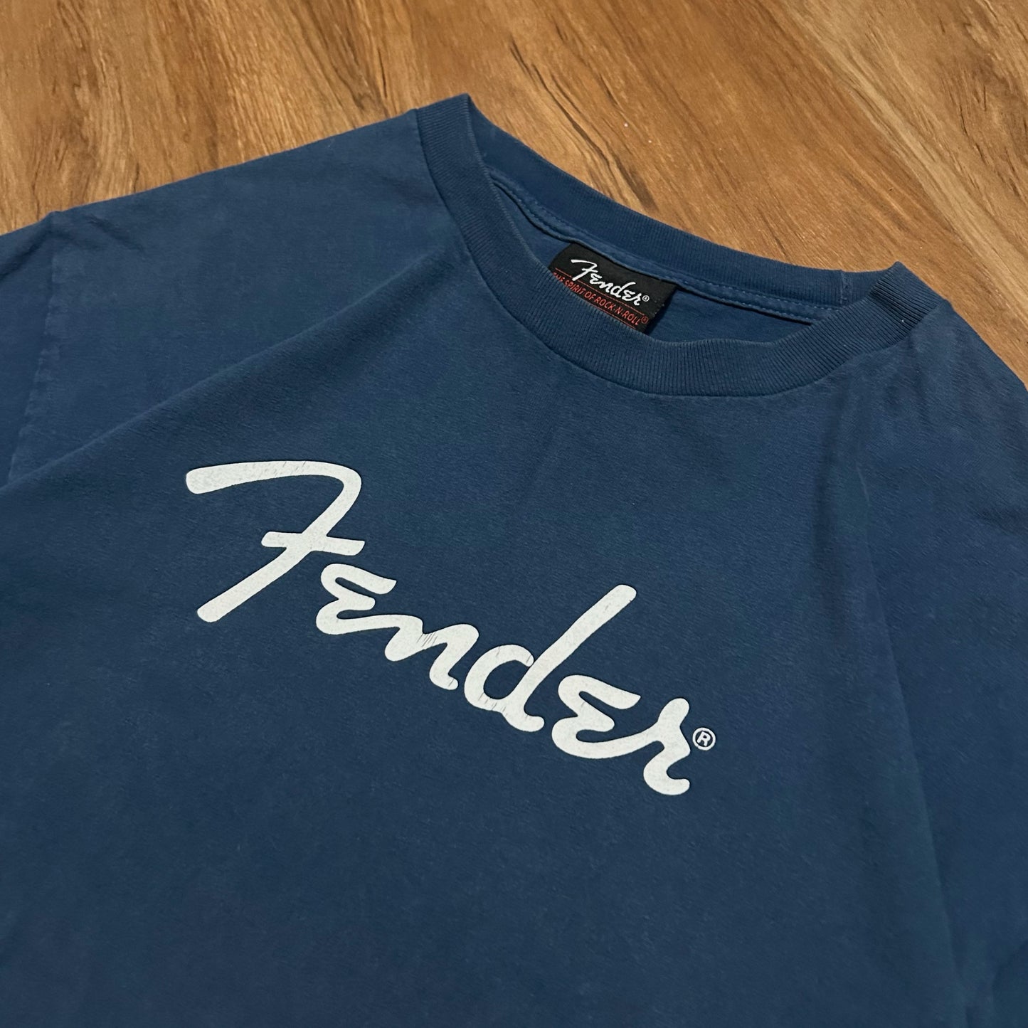 (L) Vintage Y2K Fender Guitars Cursive Logo Blue T-Shirt