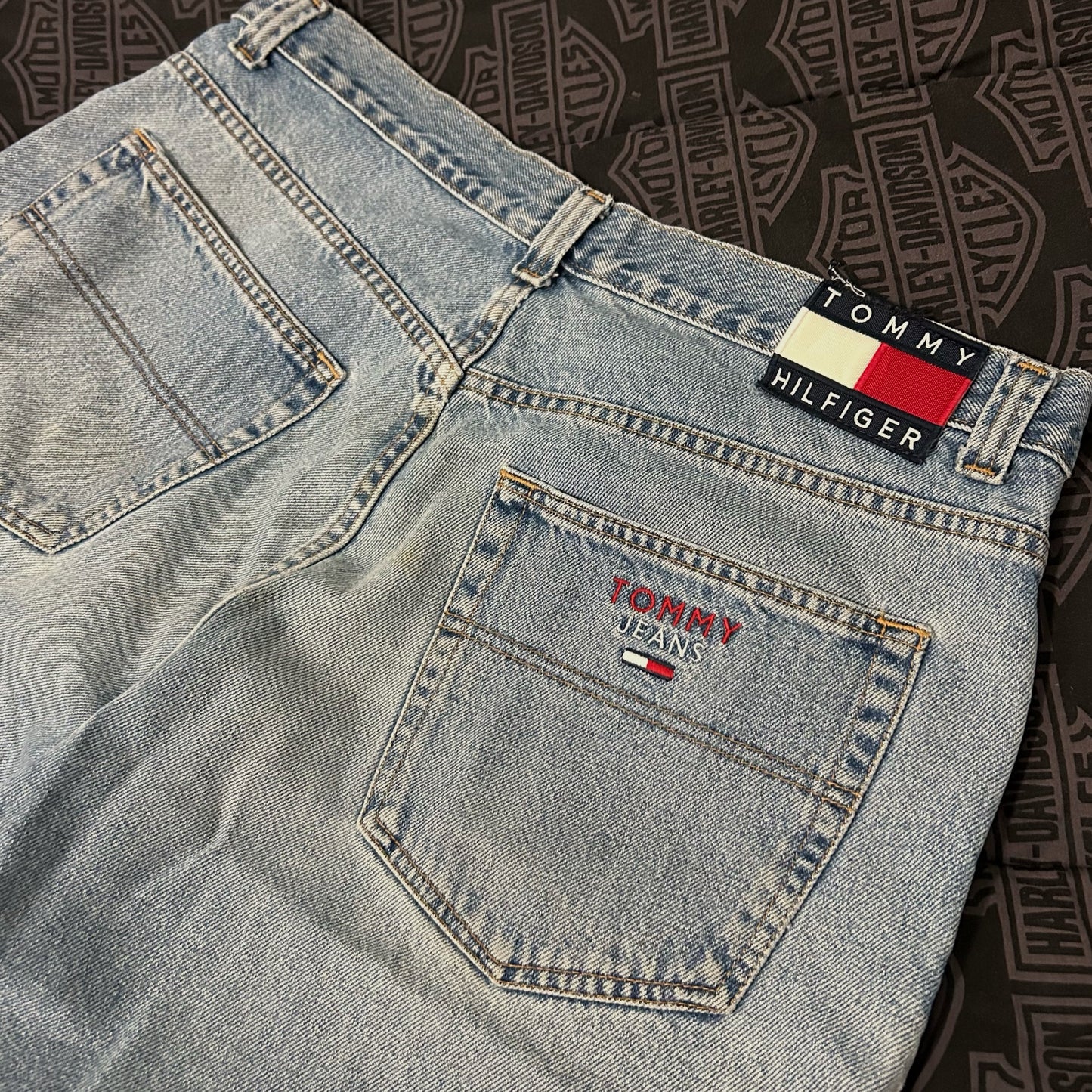 (40) Vintage Y2K Tommy Hilfiger Baggy Light Wash Denim Jean Shorts