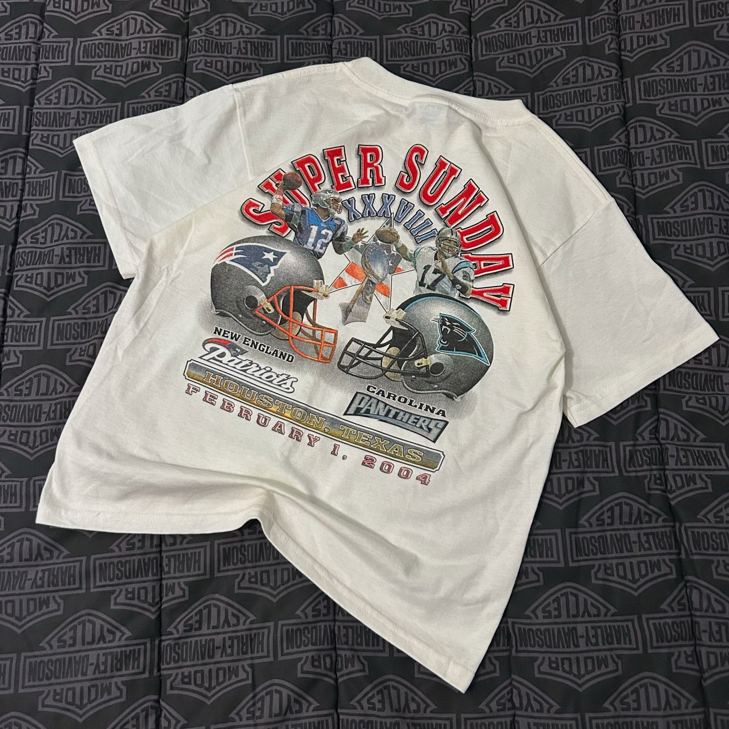 (L) Vintage 2004 Super Bowl XXXVIII Patriots Vs Panthers Graphic T-Shirt