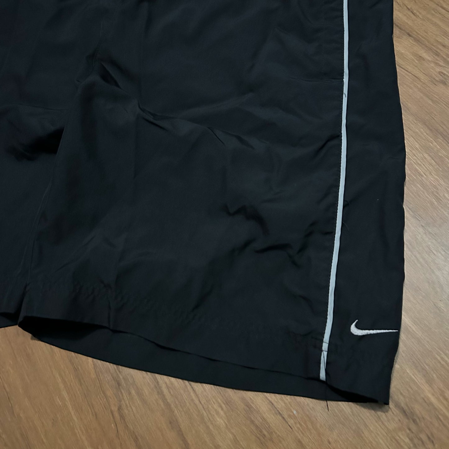 (L) Vintage Y2K Nike Black Mesh Lined Shell Shorts White Piping