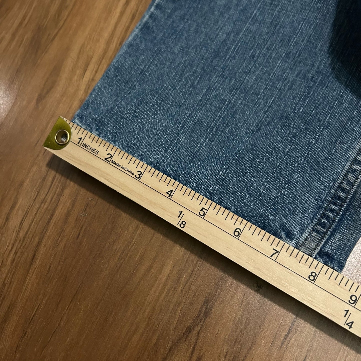 (34) Levis 514 Straight Leg Loose Light Wash Denim Jeans