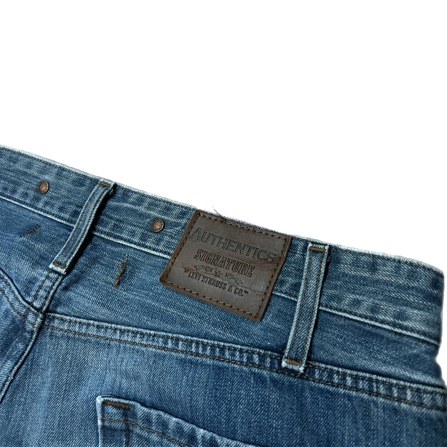 (36) Levi’s Authentic Signature Low Boot Cut Jeans