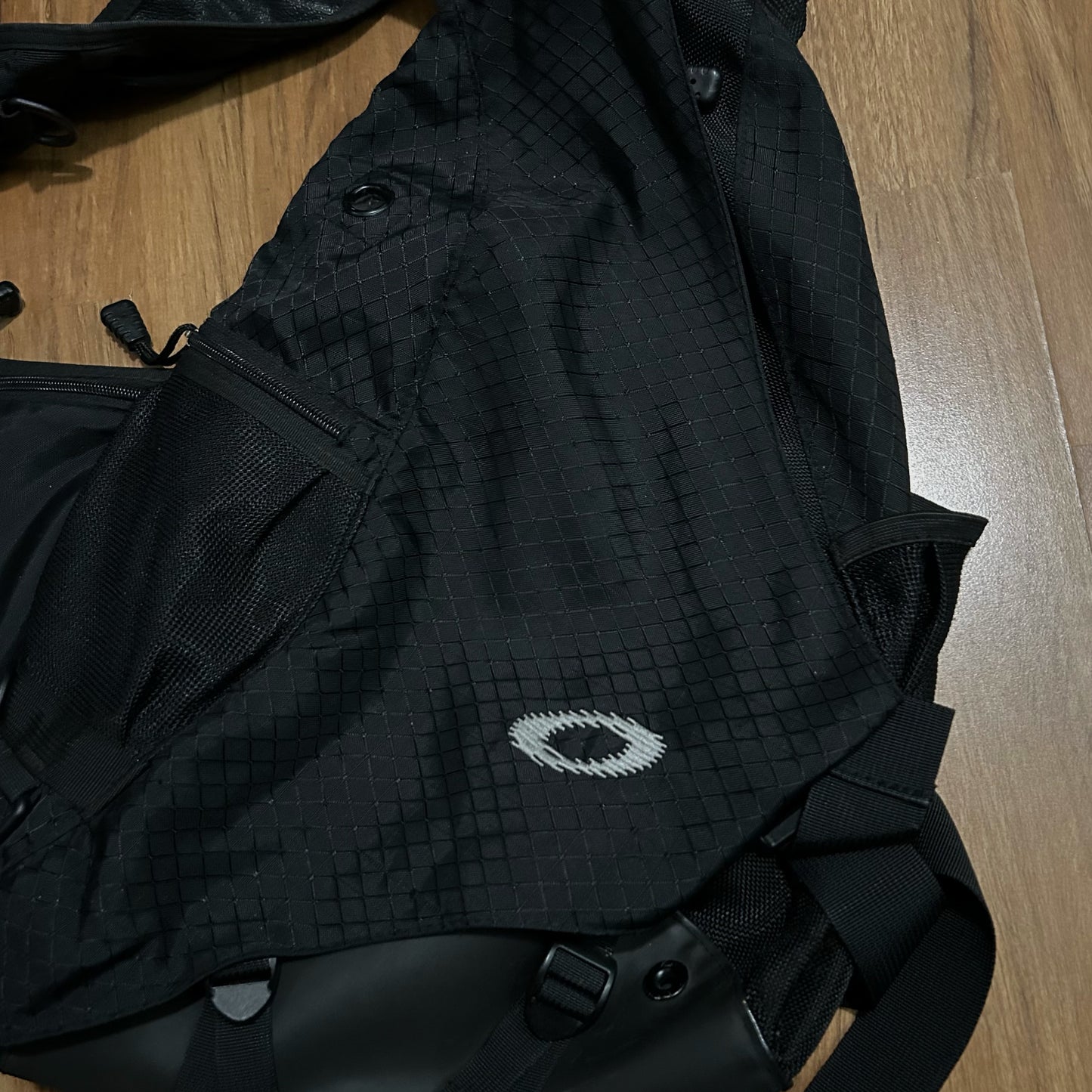 (OS) Vintage 2000s Oakley One Shoulder Crossbody Sling Black Bag
