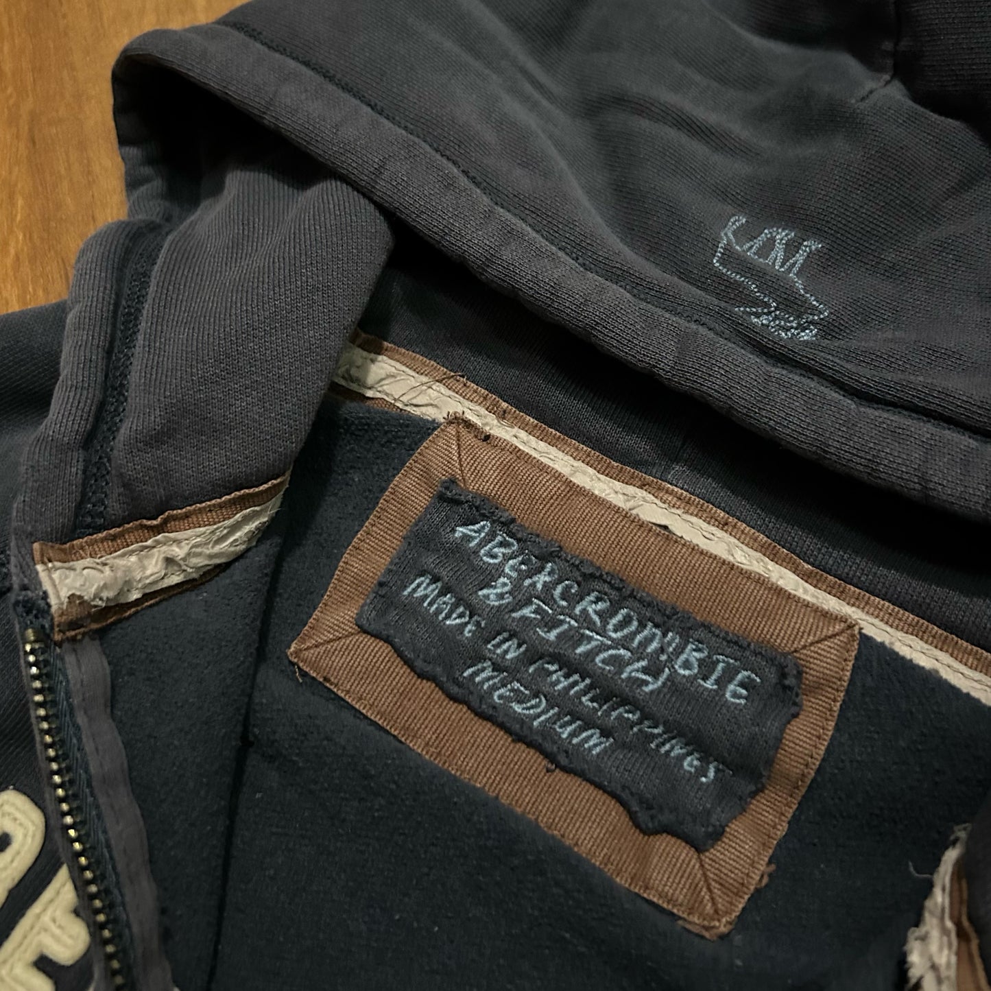 (Women M) Y2K Abercrombie & Fitch Embroidered Navy Full Zip Hoodie