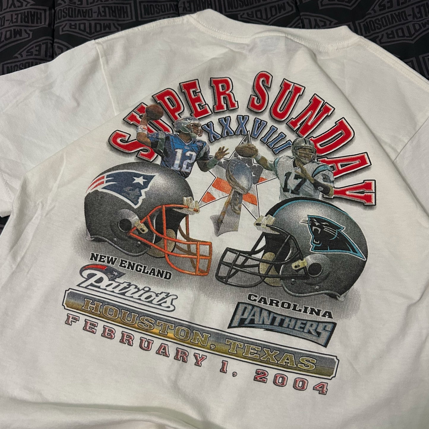 (L) Vintage 2004 Super Bowl XXXVIII Patriots Vs Panthers Graphic T-Shirt