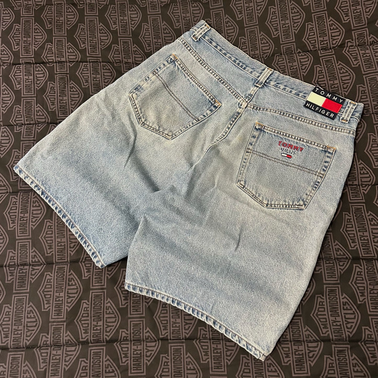 (40) Vintage Y2K Tommy Hilfiger Baggy Light Wash Denim Jean Shorts
