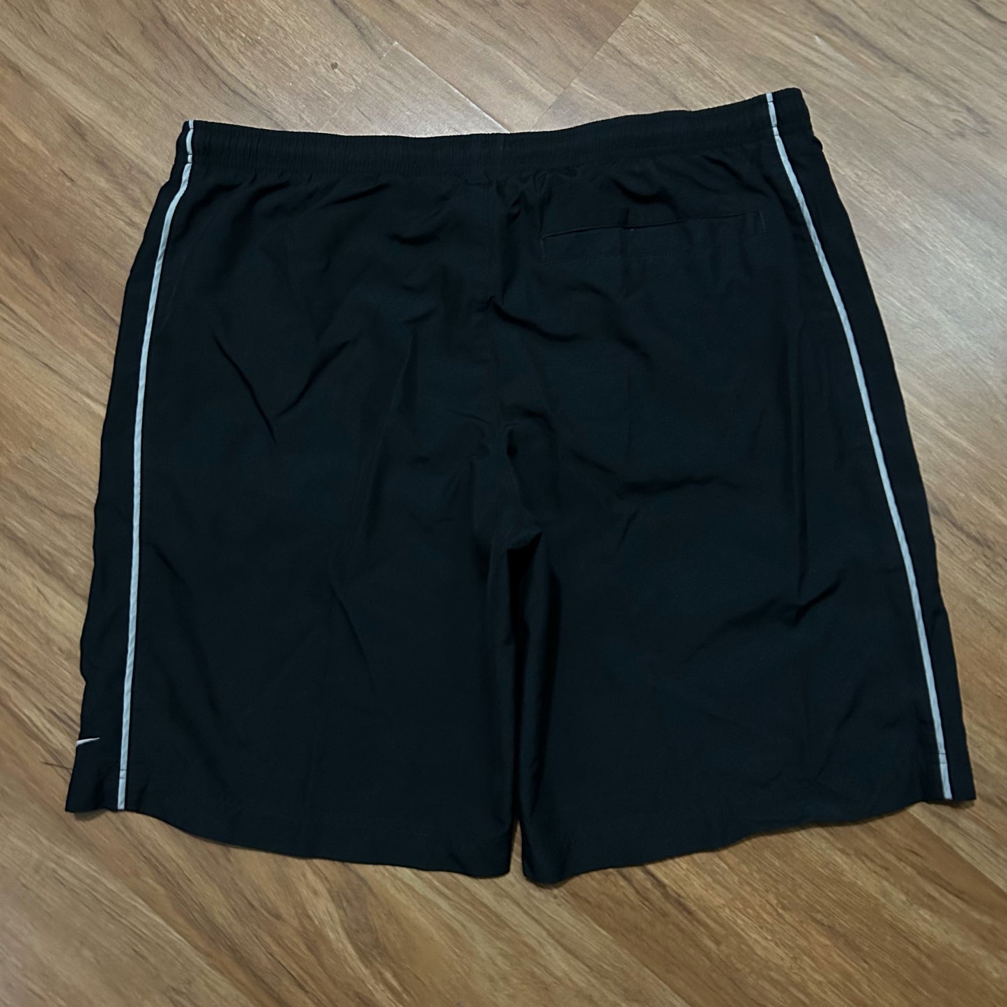 (L) Vintage Y2K Nike Black Mesh Lined Shell Shorts White Piping