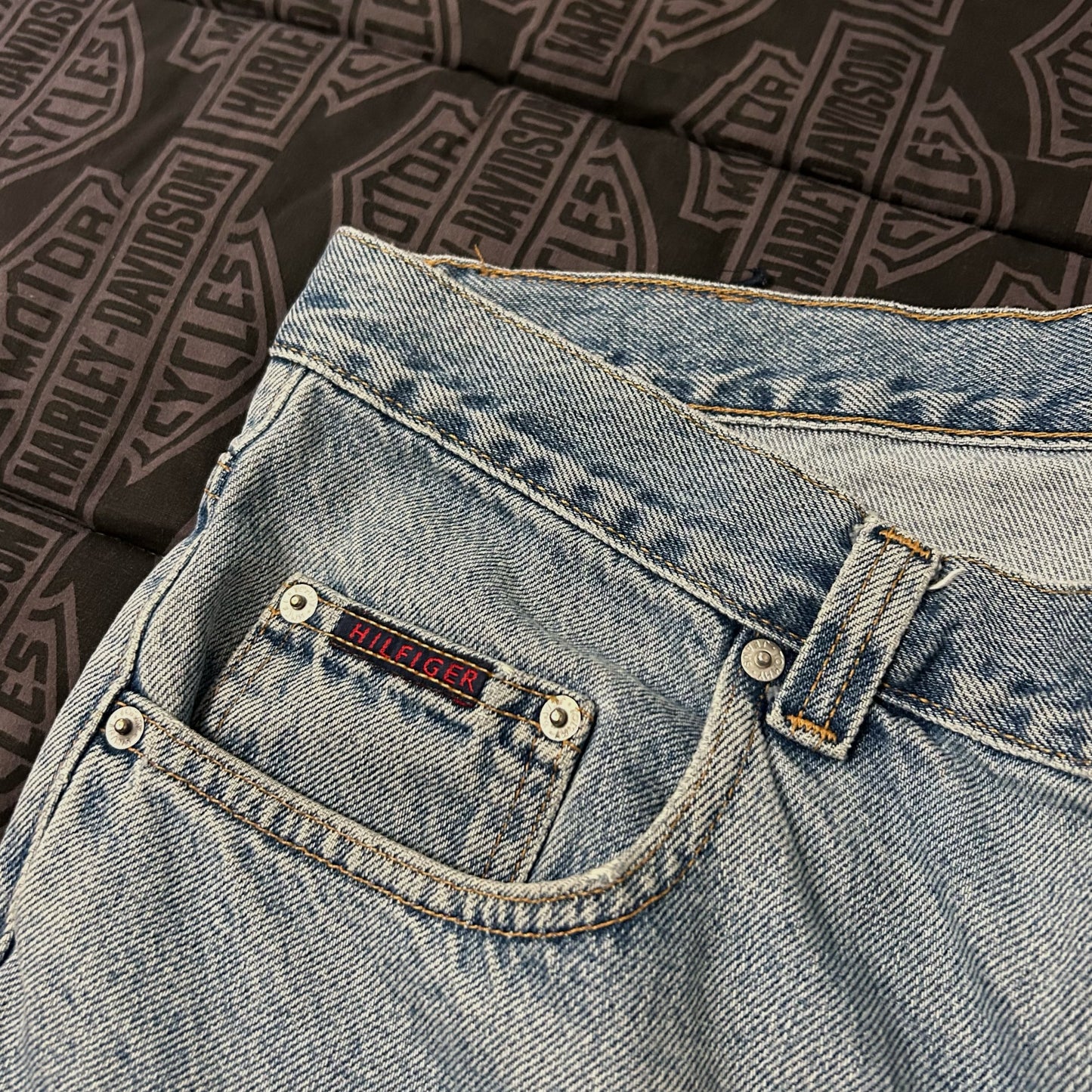 (40) Vintage Y2K Tommy Hilfiger Baggy Light Wash Denim Jean Shorts