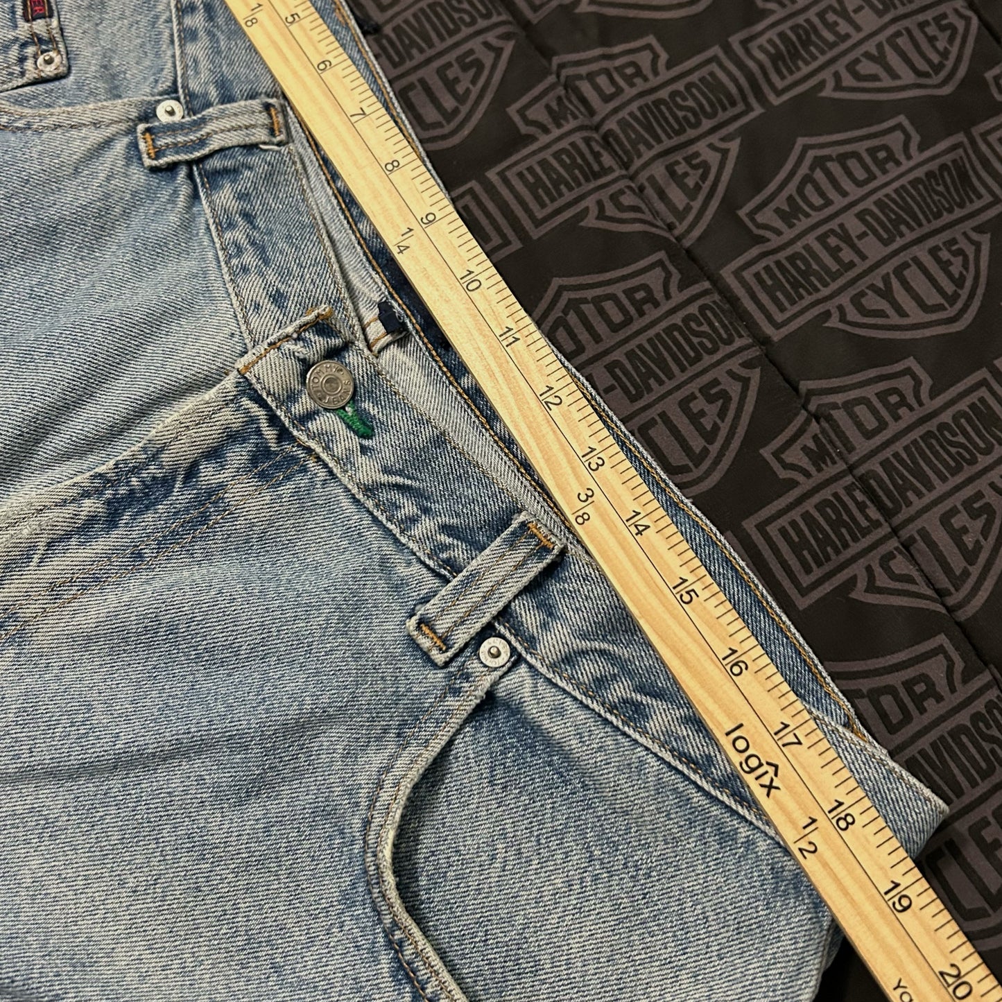 (40) Vintage Y2K Tommy Hilfiger Baggy Light Wash Denim Jean Shorts