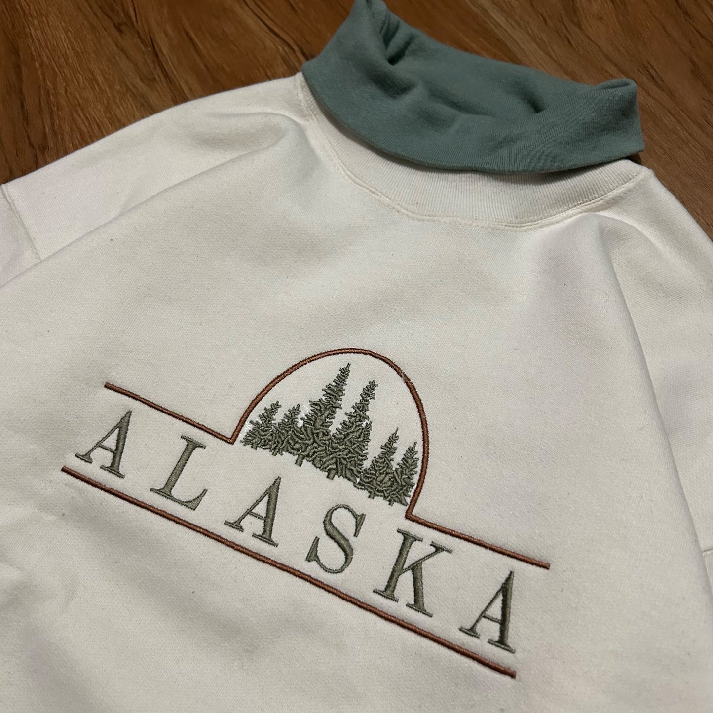 (M) Vintage Alaska Double-Layered Embroidered Cream Pullover Crewneck