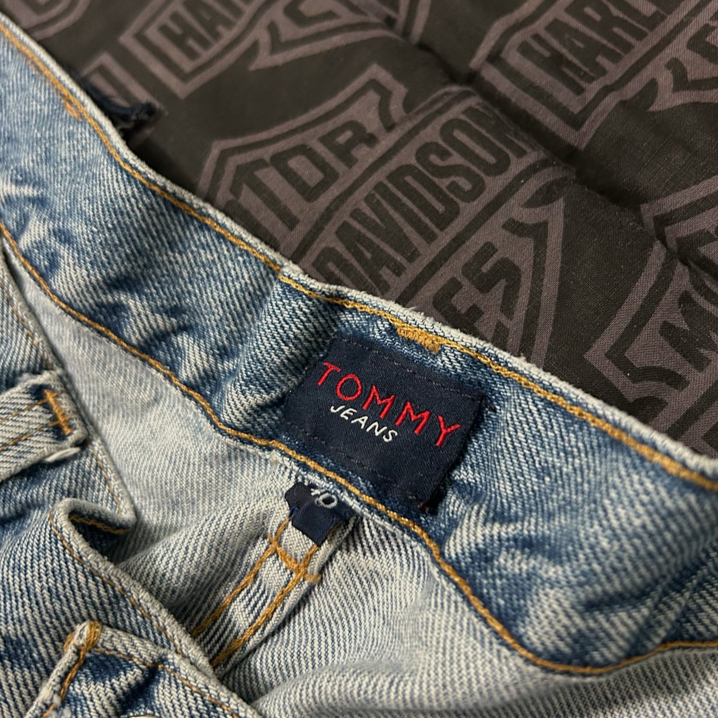 (40) Vintage Y2K Tommy Hilfiger Baggy Light Wash Denim Jean Shorts