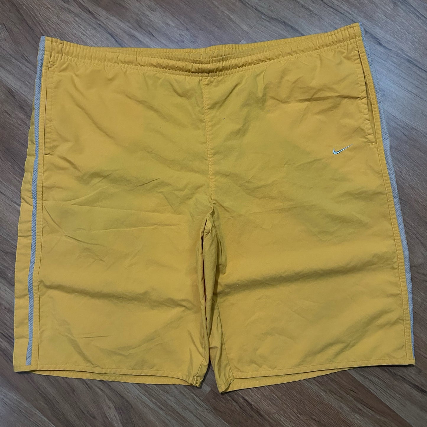 (XL) Vintage Y2K Nike Yellow Board Shorts