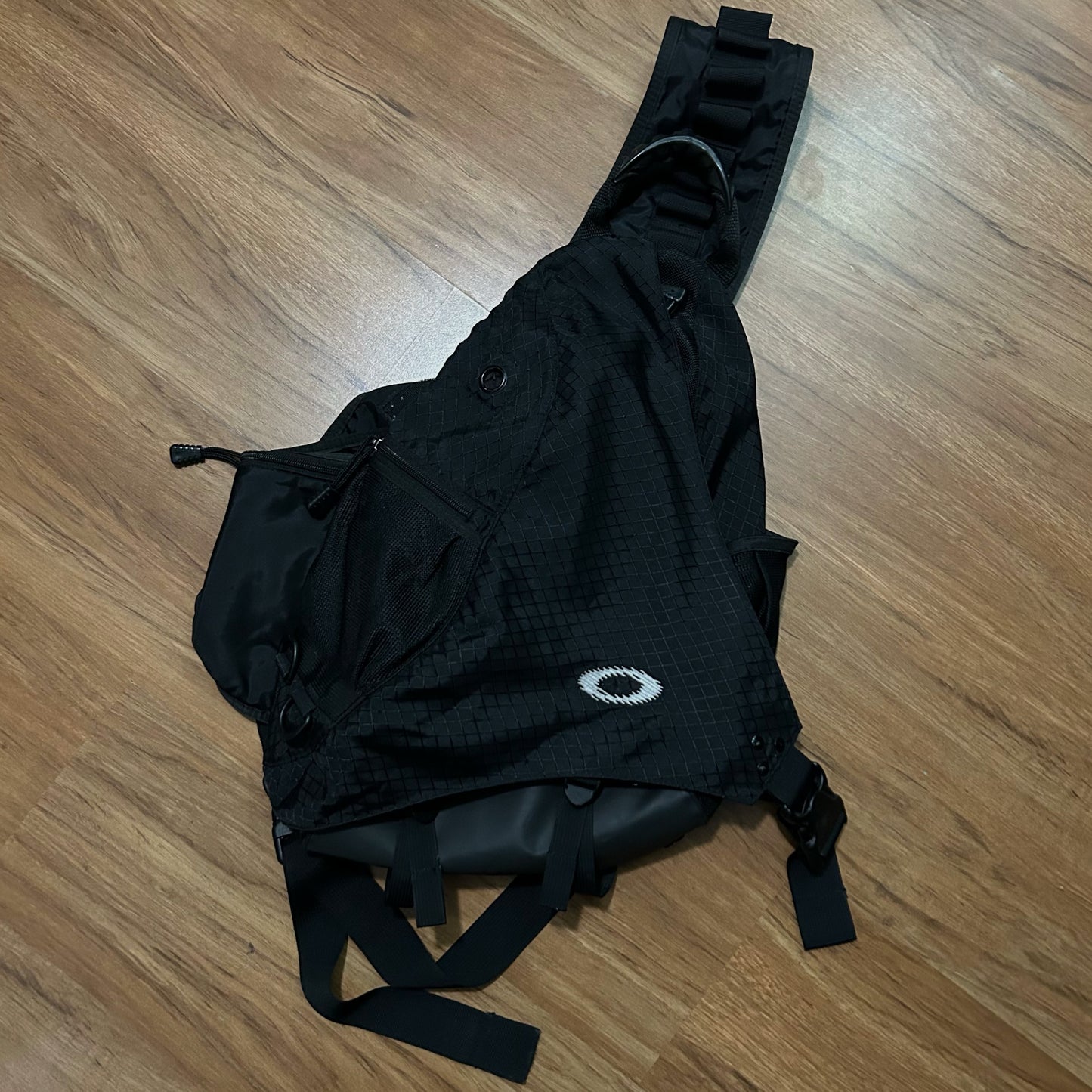 (OS) Vintage 2000s Oakley One Shoulder Crossbody Sling Black Bag