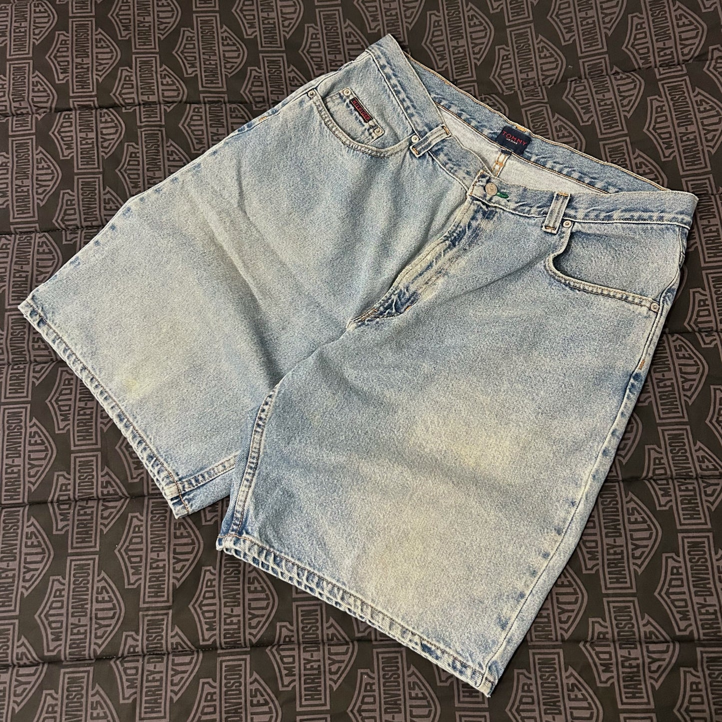 (40) Vintage Y2K Tommy Hilfiger Baggy Light Wash Denim Jean Shorts