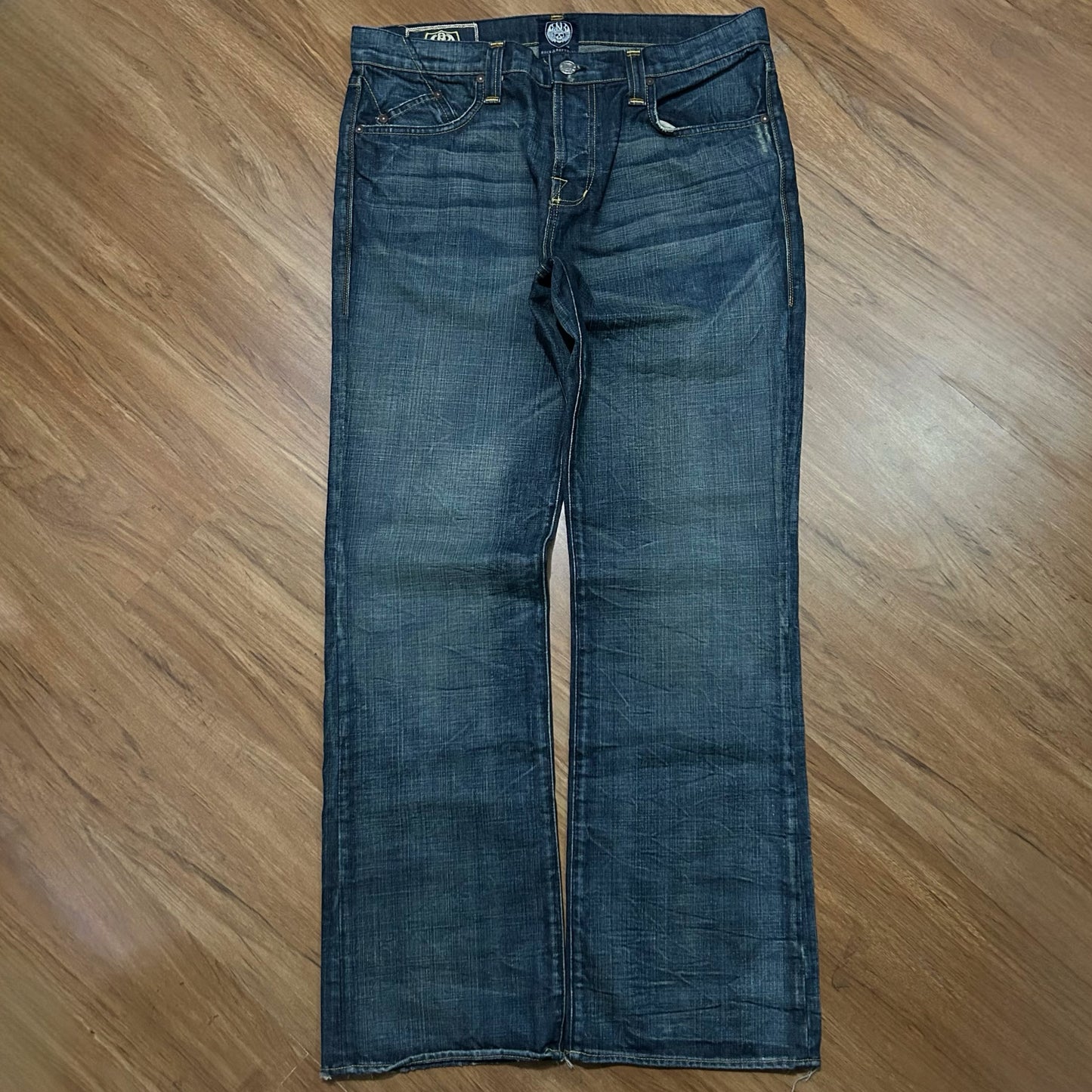 (38) Vintage Rock & Republic Henlee Dark Wash Yellow Stitching Jeans