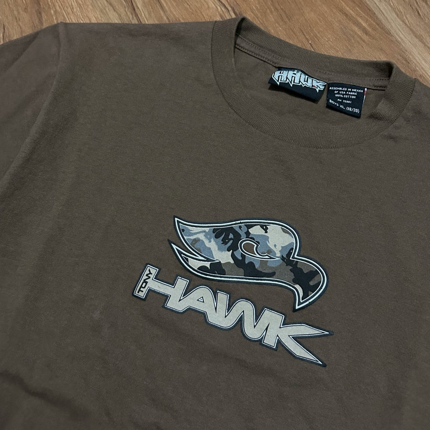 (Boys XL) Vintage Y2K Tony Hawk Camo Hawk Logo Grpahic T-Shirt