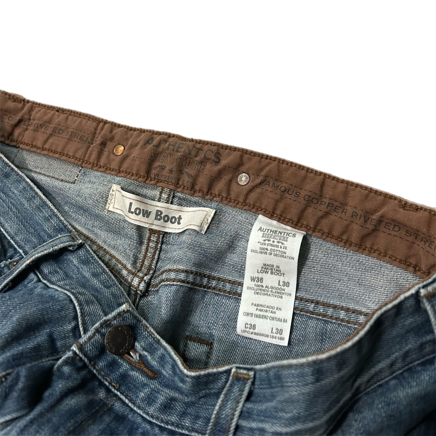 (36) Levi’s Authentic Signature Low Boot Cut Jeans