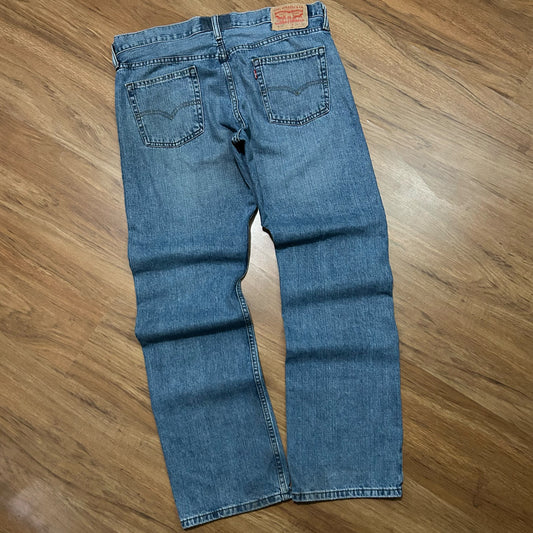 (34) Levis 514 Straight Leg Loose Light Wash Denim Jeans