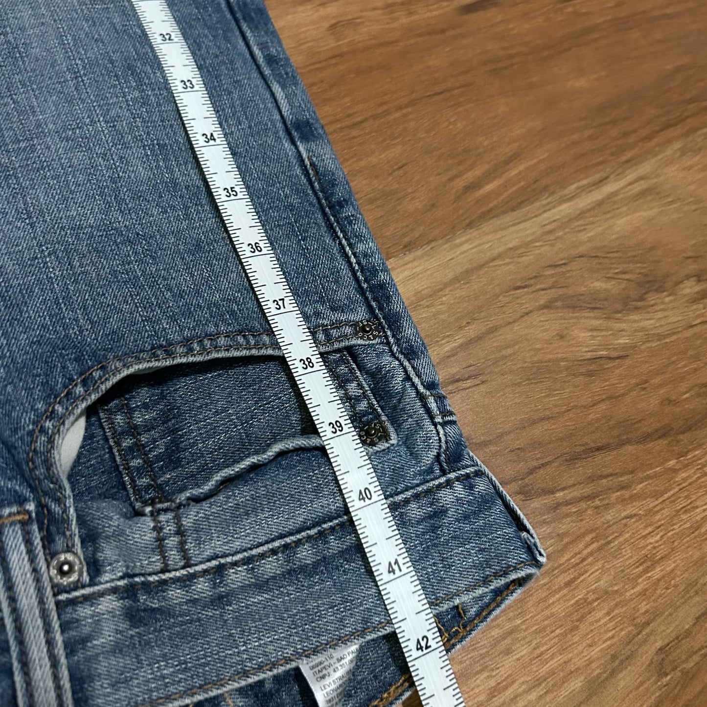 (34) Levis 514 Straight Leg Loose Light Wash Denim Jeans